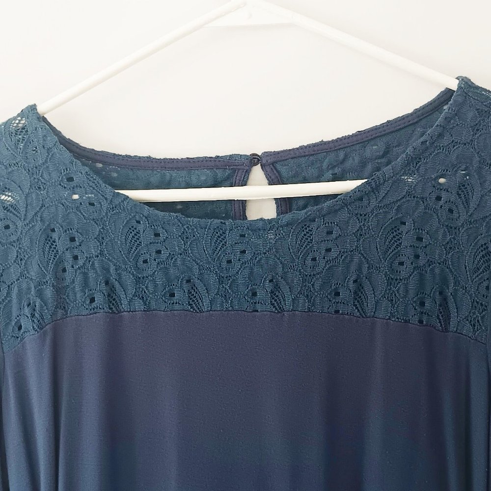 MOTHERHOOD MATERNITY Blue Lace Tee Size S - Picture 2 of 8